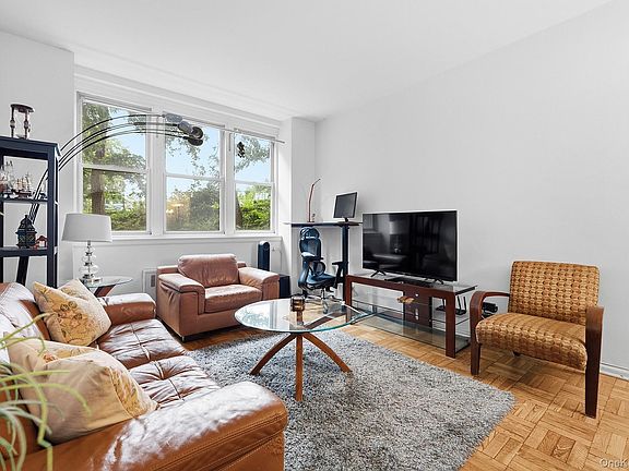 5th image of 55 Knolls Crescent #1B