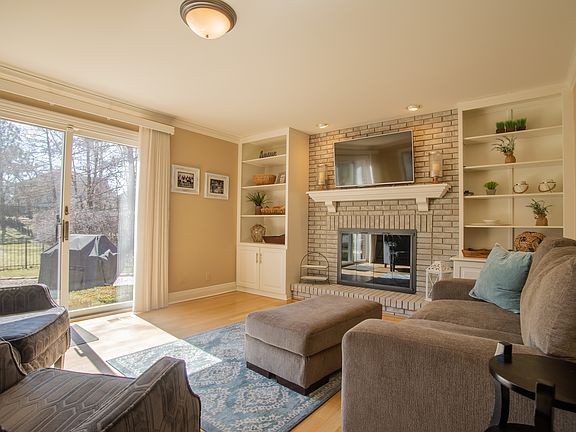 5th image of 2333 Iroquois Dr