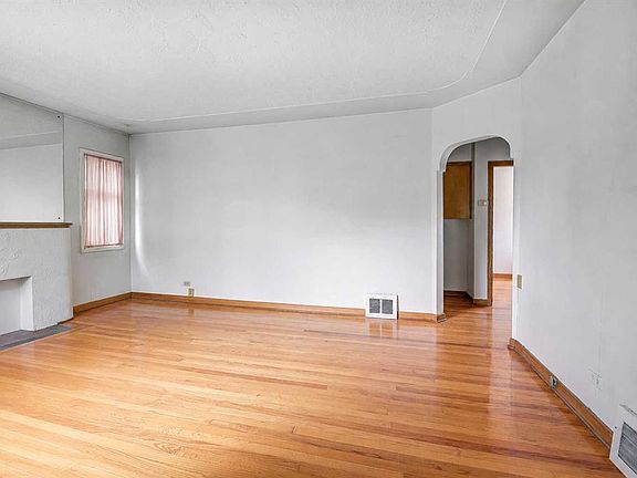 3rd image of 1917 SE Mountview Cres NE