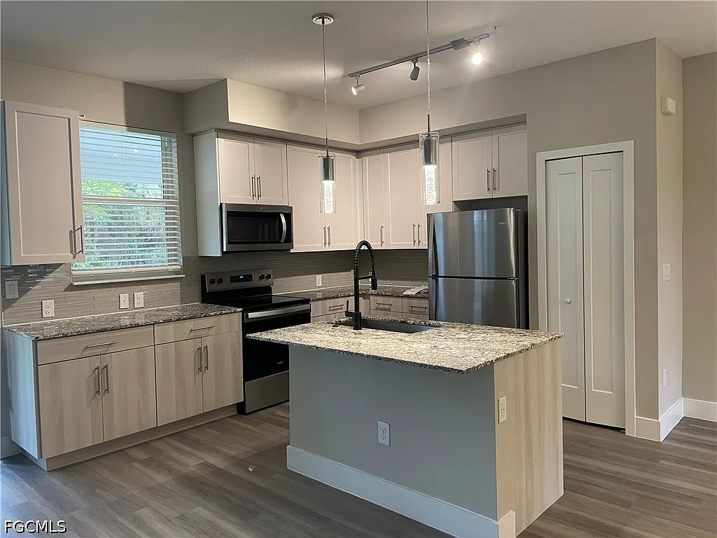 4 bed, 3.0 bath, 1833 sqft, $3,241 — Photo 2