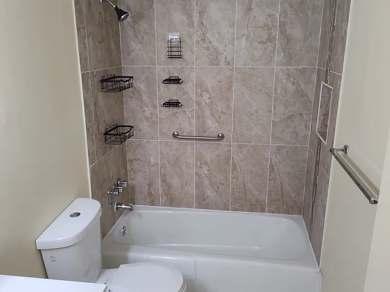 Windsor House Apartments — Photo 19