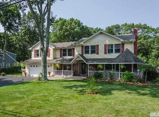 16 Redwood Dr, Great River, NY 11739