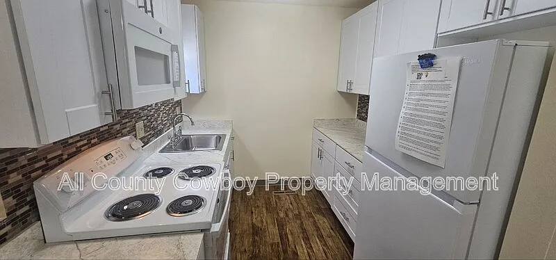 2 bed, 1.0 bath, 900 sqft, $1,350 — Photo 2