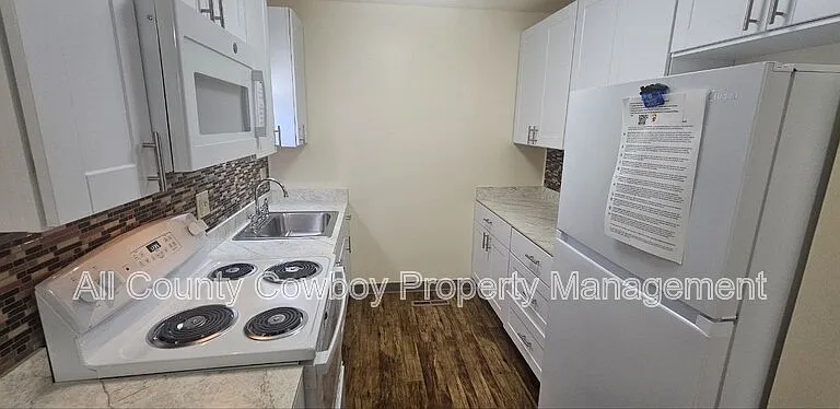 1017 E 8th St — Photo 2