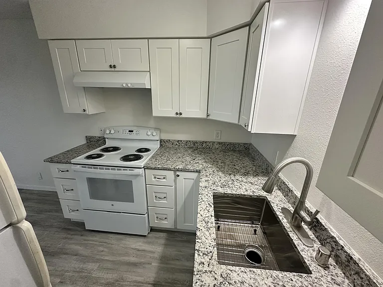 1119 W 11th Ave — Photo 3