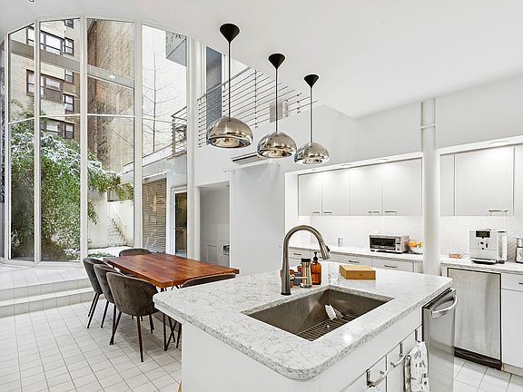 3rd image of 22 E 81st St #1