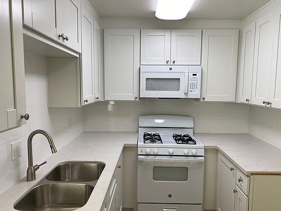 3rd image of 1835 S Van Ness Ave APT 204