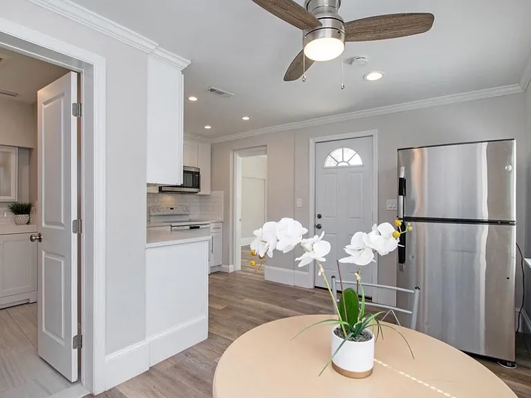 2404 W Fig St #B — Photo 2