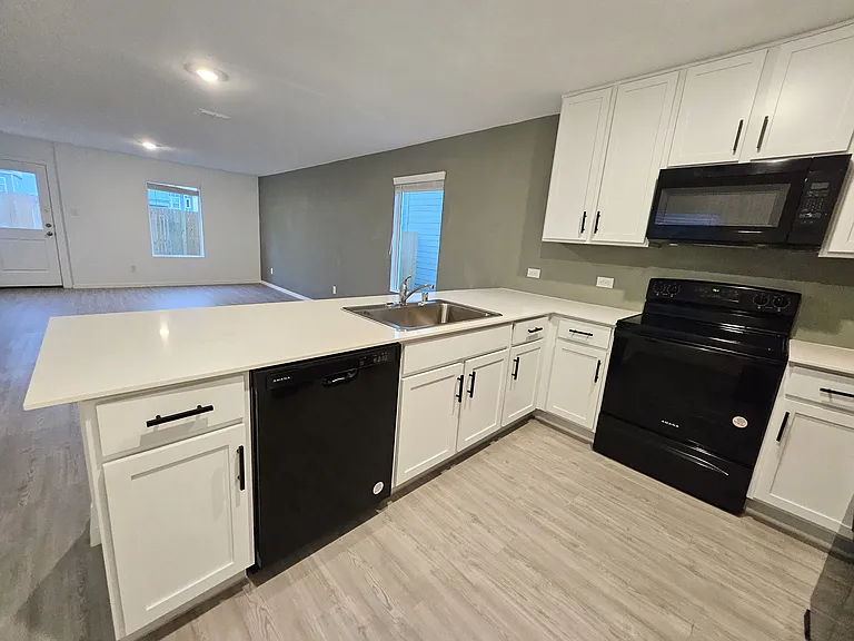 919 Blue Heron Dr — Photo 3