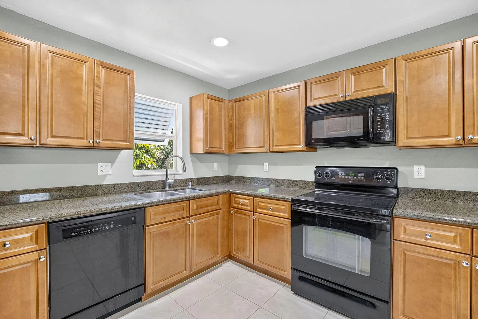 4 bed, 1864 sqft, $3,500 — Photo 3