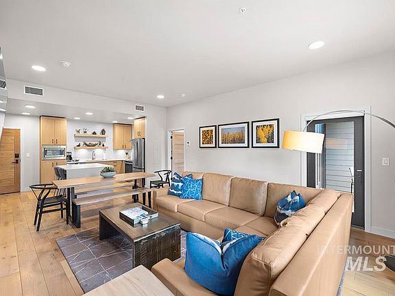 4th image of 720 Village Dr Unit 404