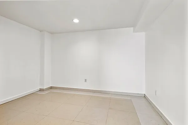 Sold by R New York | media 10