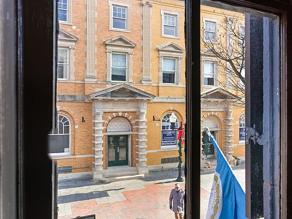 5th image of 105 N Loudoun St APT 1