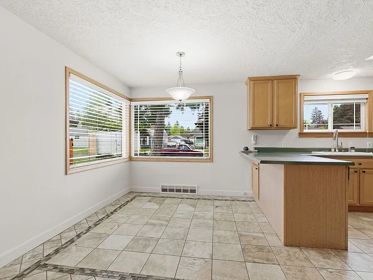 1017 E 40th Ave — Photo 9