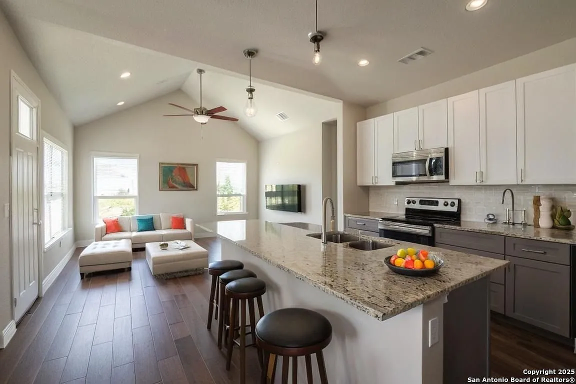 3 bed, 2.0 bath, 1280 sqft, $1,795 — Photo 1