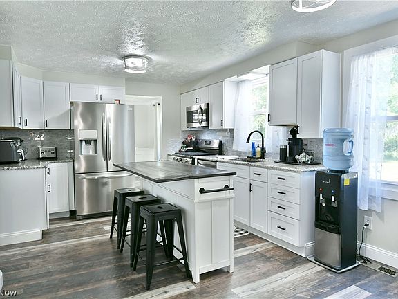 3rd image of 8419 Carriage Hill Dr NE