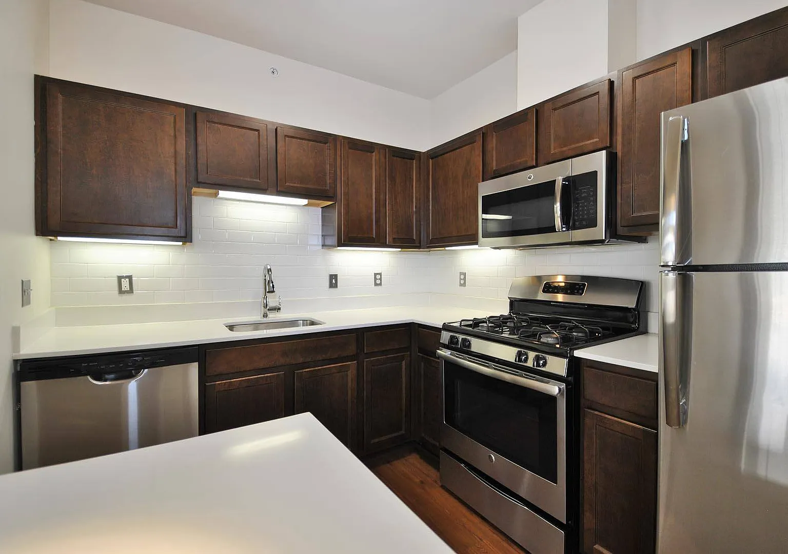 Oakcliff Apartments — Photo 1