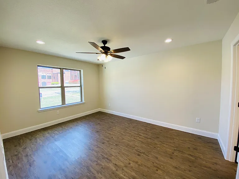 312 E Heron St — Photo 10