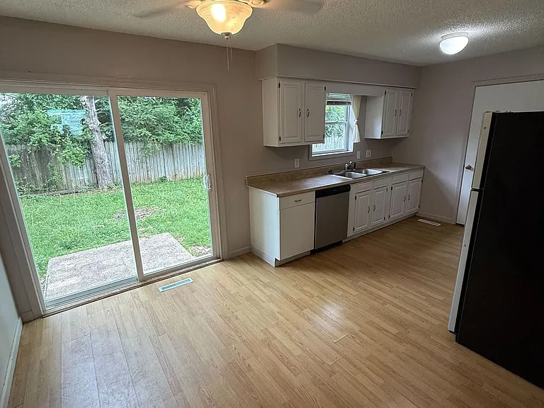 1404 Larsen Ln — Photo 4