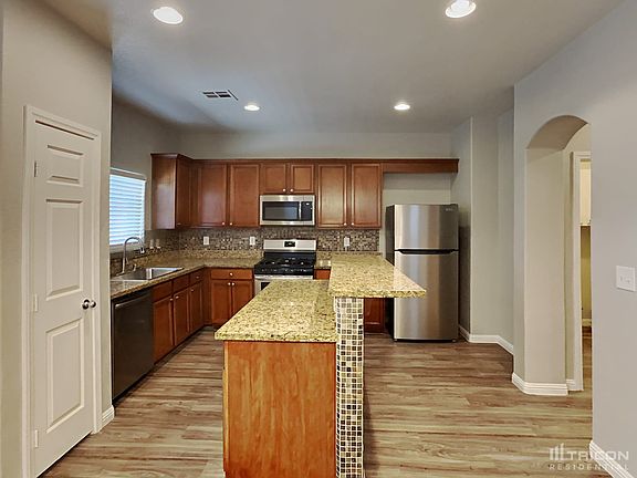 5th image of 1060 Crescent Falls St