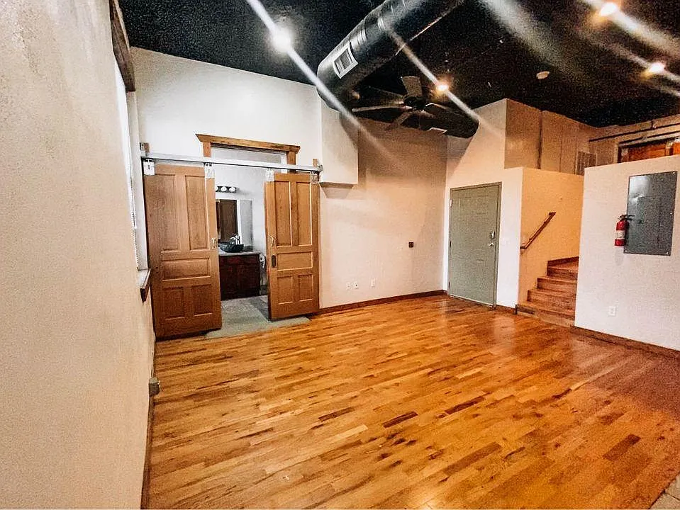 209 W McDaniel St #207