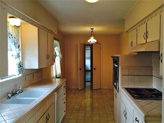5th image of 2409 Emerson Ln