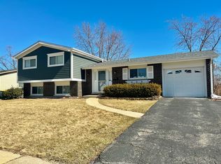 2311 N Kennicott Dr, Arlington Heights, IL 60004