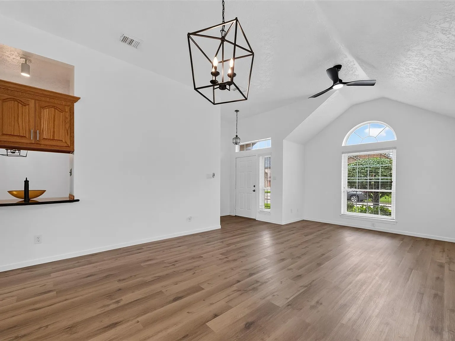 4 bed, 2159 sqft, $2,700 — Photo 2