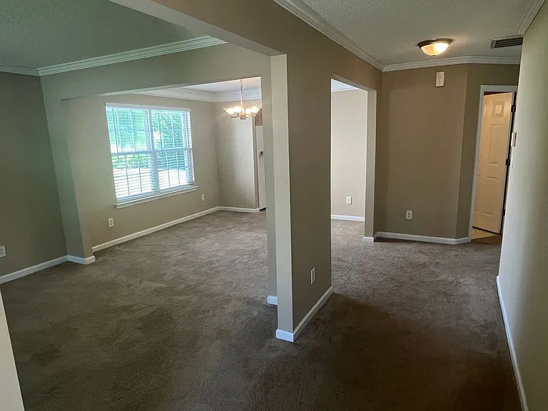 10410 Pickerel Ln — Photo 2