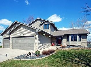 4665 Heather Ridge Rd N, Oakdale, MN 55128