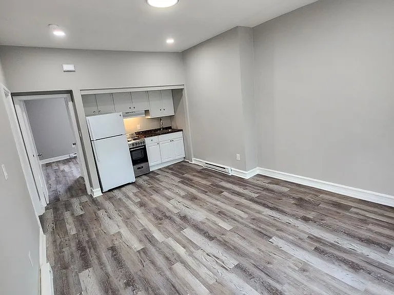 818 W Walnut St — Photo 2