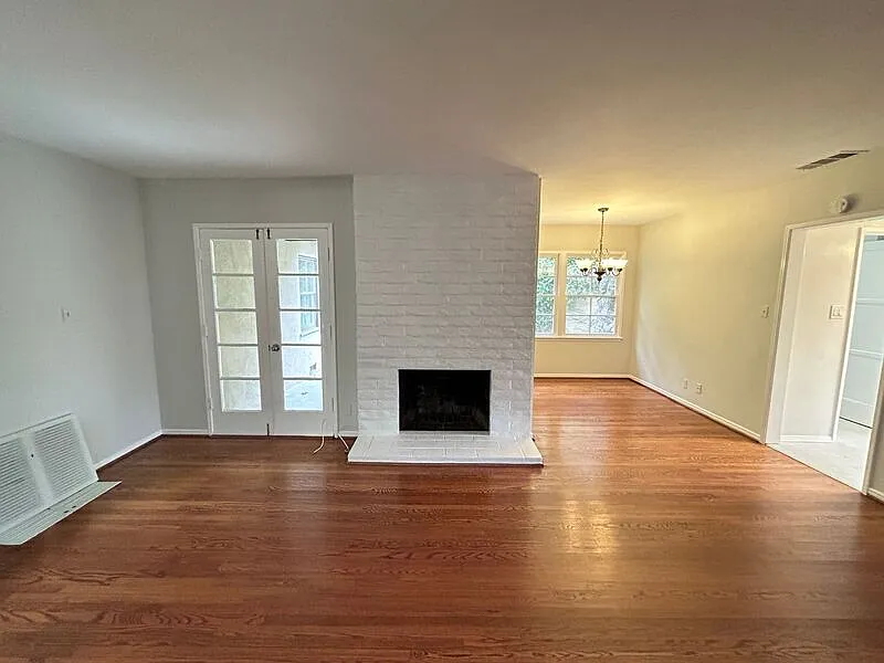 3 bed, 2.0 bath, 1340 sqft, $5,950 — Photo 3