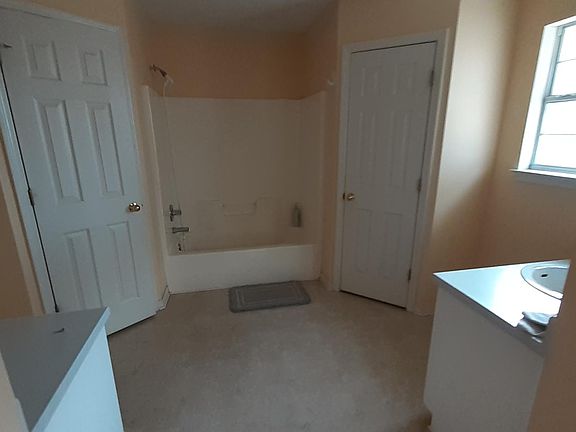 3rd image of 1018 Lake Aire Dr