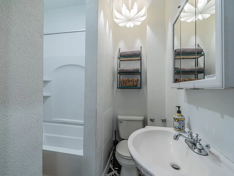 Bright full bathroom with a functional and space-saving layout.