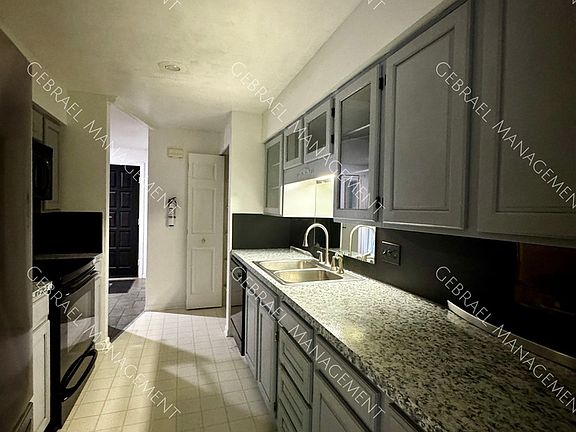 5th image of 527 Oakbrook Cir
