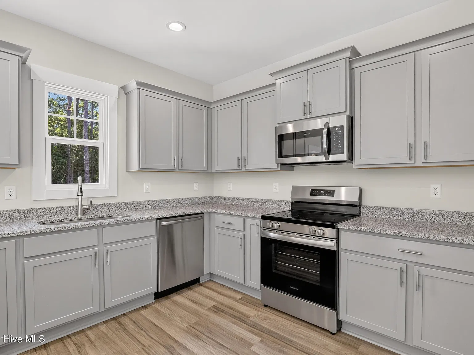 4 bed, 2.5 bath, 2002 sqft, $2,600 — Photo 3