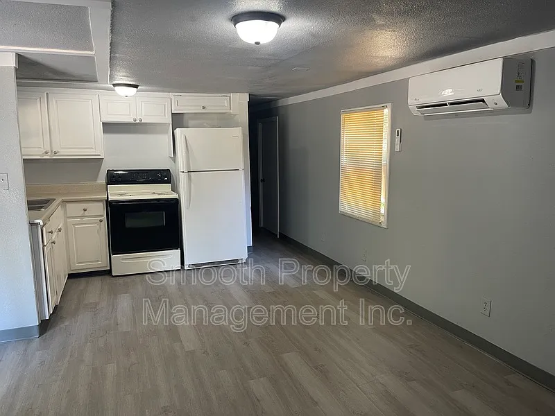 2 bed, 1.0 bath, 700 sqft, $1,100 — Photo 3