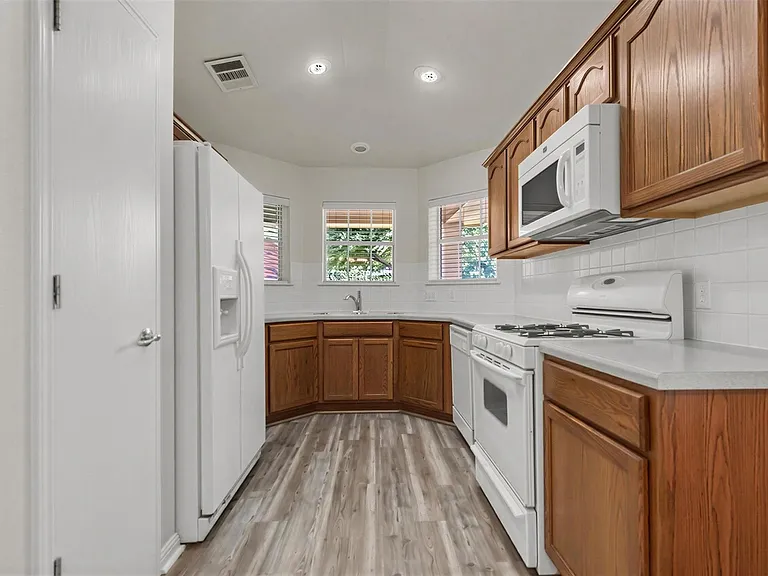 5605 Bentsen Ln — Photo 4