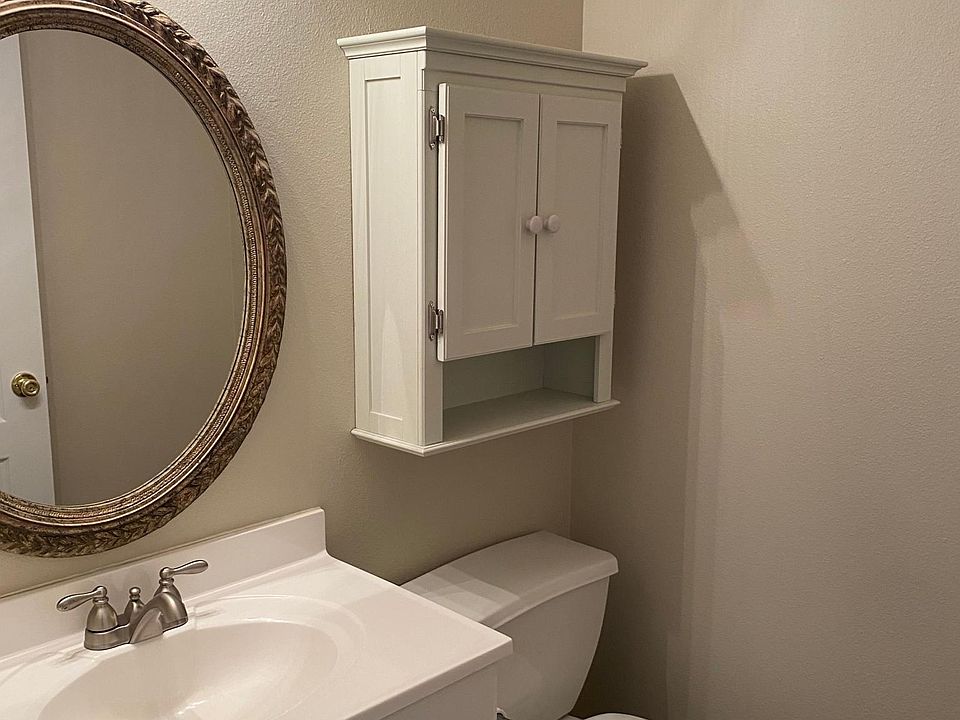 1/2 bath off the living room