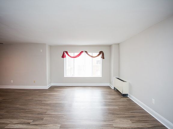 5th image of 955 S Columbus St #2-406