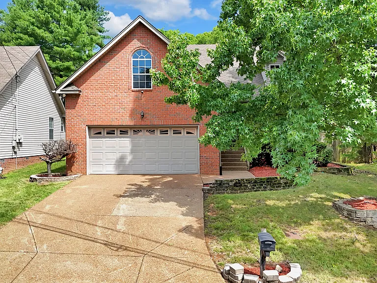 1104 Crestfield Dr — Photo 1
