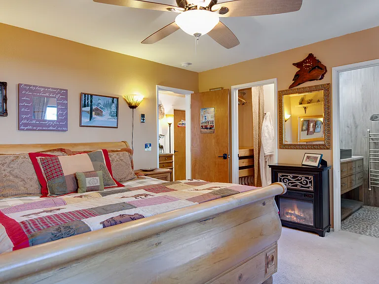 King Ensuite with large sleigh bed