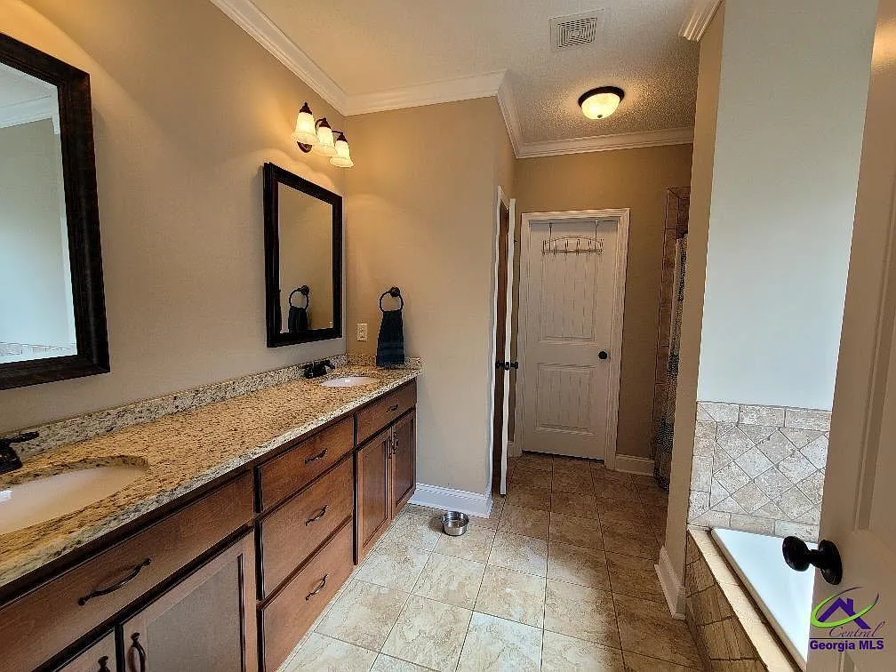 3 bed, 2.0 bath, 1670 sqft, $2,100 — Photo 4