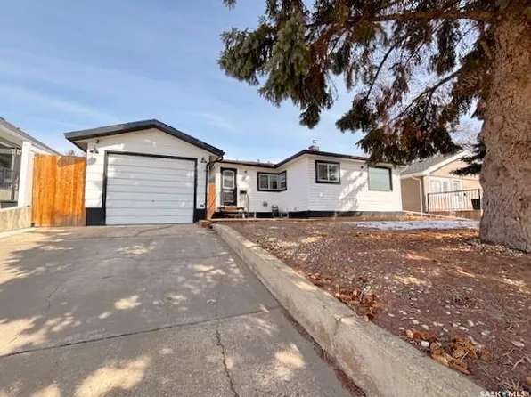 1126 Stadacona STREET W, Moose Jaw, SK S6H 2B3