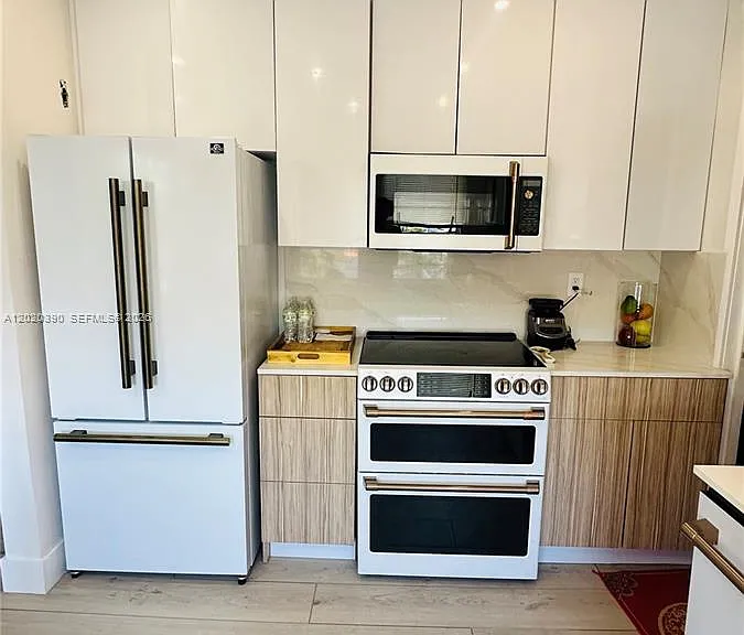 1670 SW 20th St #2 — Photo 2