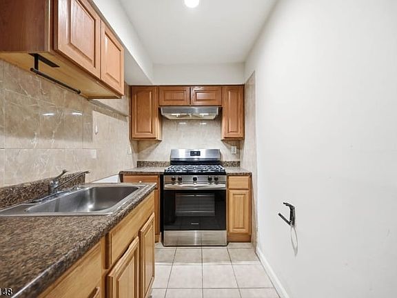 4th image of 89 Ferry St #2