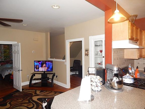 3rd image of 4 Town Hill St #1