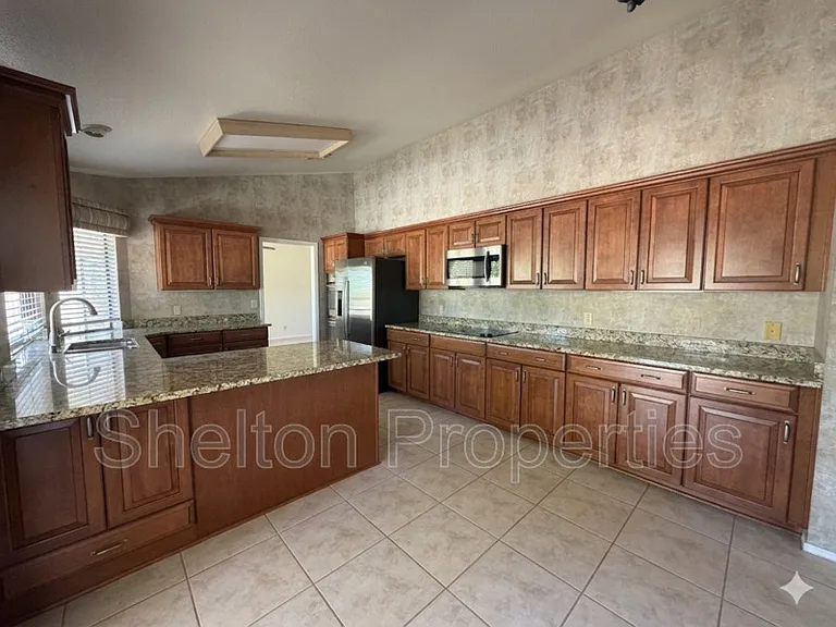 9418 W Tonto Ln — Photo 2