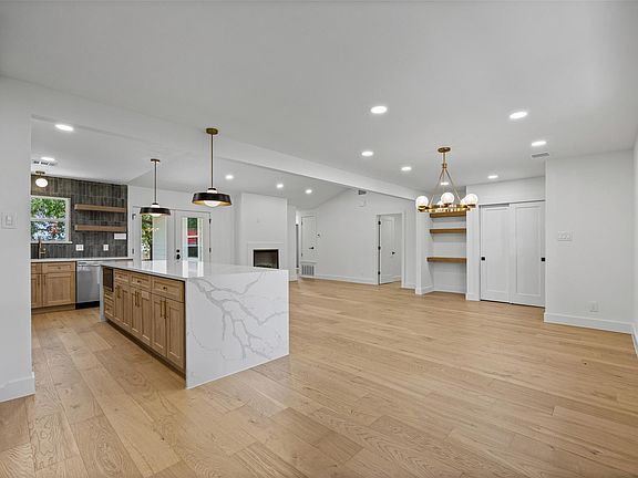 4th image of 6807 Roanoke Dr