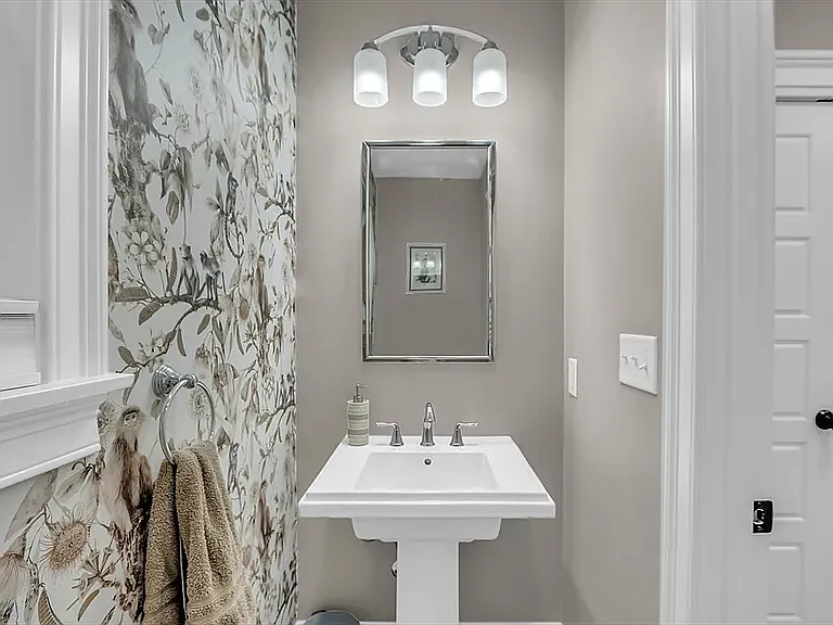 8 Holton Rd — Photo 9